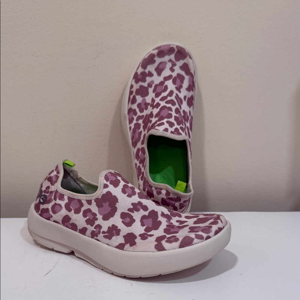 OOFOS - Oomg Eezee Pink Leopard Slip-On Athletic Shoes (sz 6)